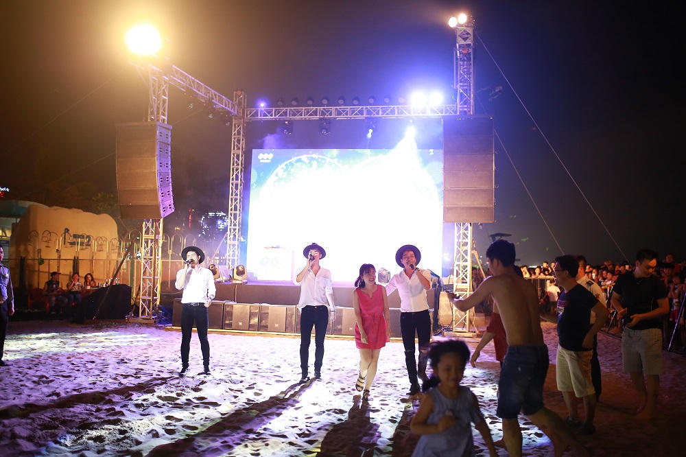 Khán giả Sầm Sơn cuồng nhiệt trong đêm nhạc EDM bãi biển