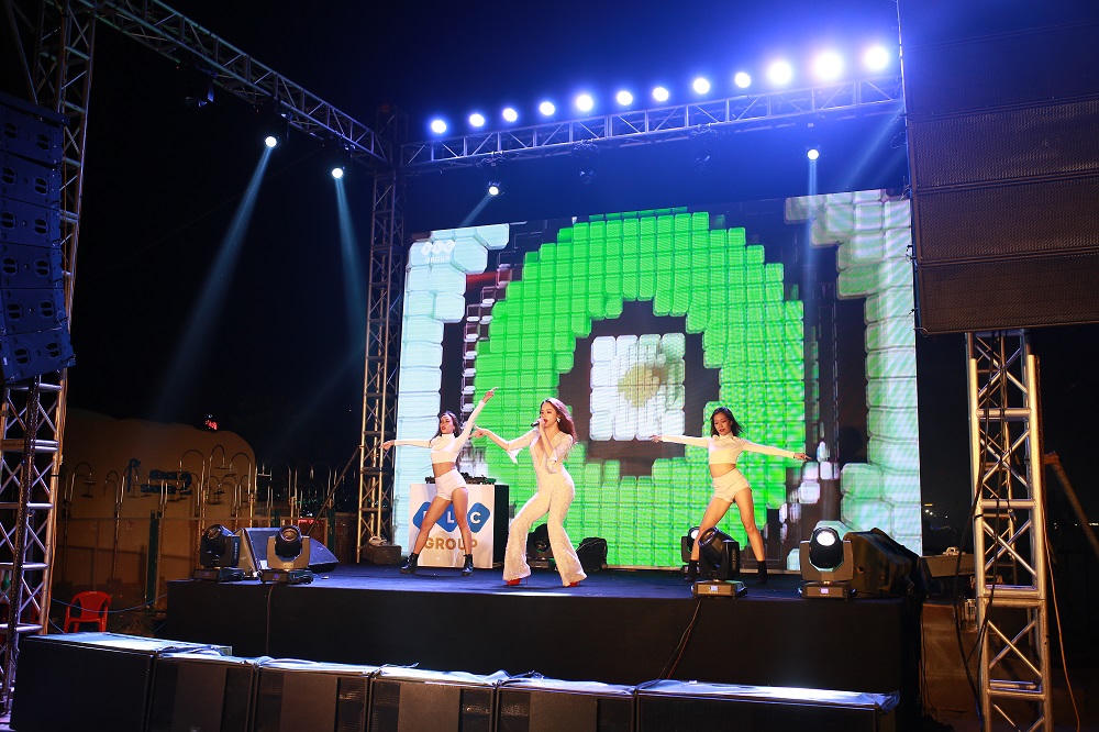 Khán giả Sầm Sơn cuồng nhiệt trong đêm nhạc EDM bãi biển