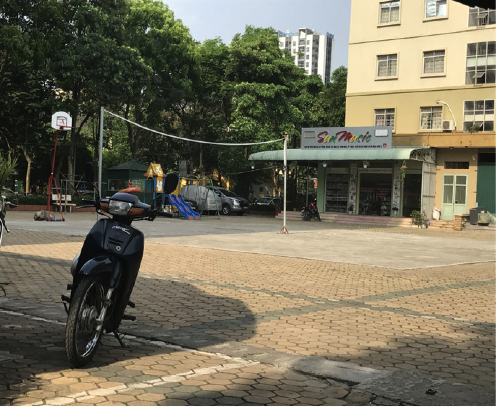 Khu đô thị Mỹ Đình 2: Dân bức xúc vì bãi trông xe “di động” chiếm trọn vỉa vè, vườn hoa  ​