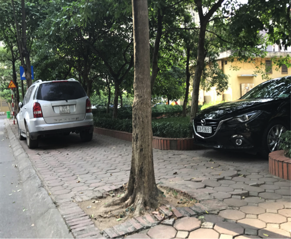 Khu đô thị Mỹ Đình 2: Dân bức xúc vì bãi trông xe “di động” chiếm trọn vỉa vè, vườn hoa  ​