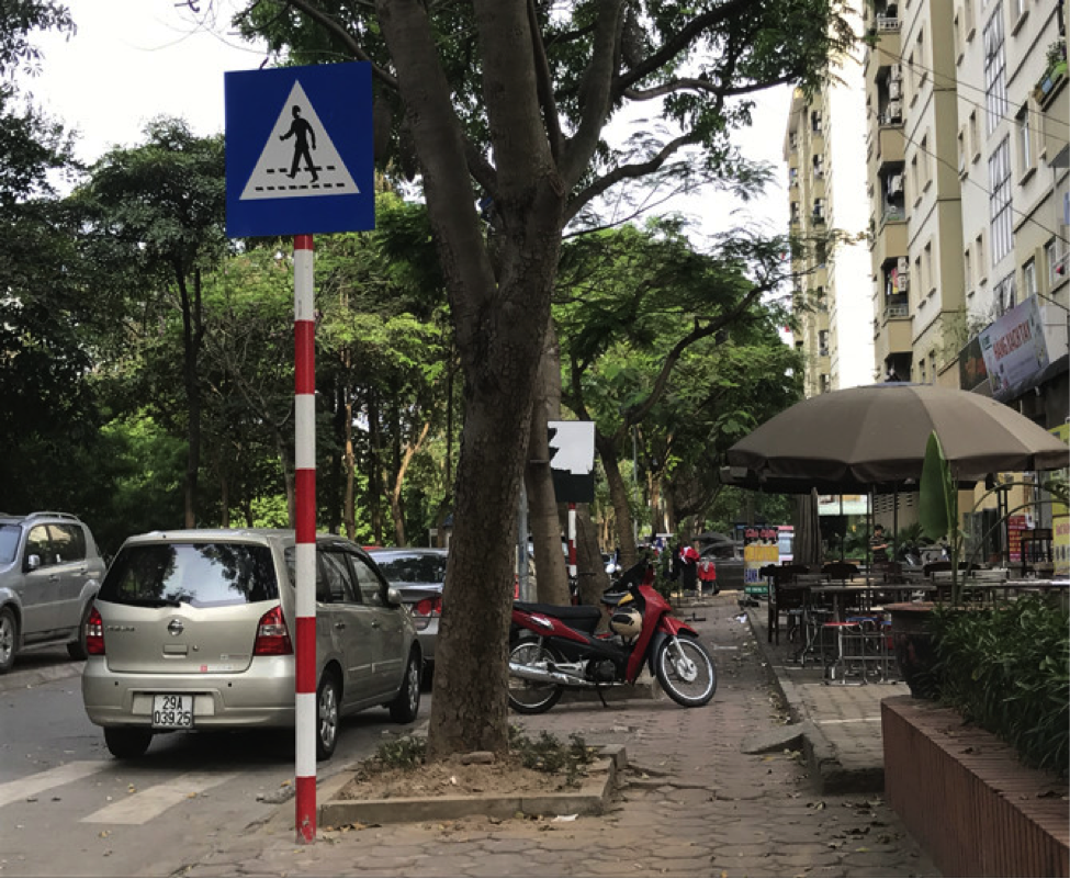 Khu đô thị Mỹ Đình 2: Dân bức xúc vì bãi trông xe “di động” chiếm trọn vỉa vè, vườn hoa  ​