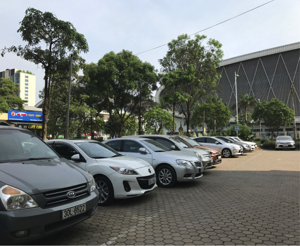 Khu đô thị Mỹ Đình 2: Dân bức xúc vì bãi trông xe “di động” chiếm trọn vỉa vè, vườn hoa  ​