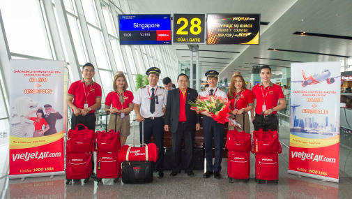 Flashmob Vietjet khuấy động sân bay Changi, tưng bừng khai trương đường bay Hà Nội – Singapore