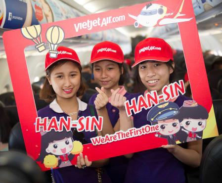 Flashmob Vietjet khuấy động sân bay Changi, tưng bừng khai trương đường bay Hà Nội – Singapore