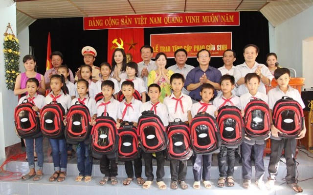 Tập đoàn Tân Hoàng Minh trao tặng 100 cặp-phao cứu sinh cho học sinh vùng lũ Tuyên Hóa, Quảng Bình.