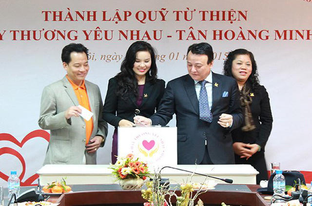 Chủ tịch Đỗ Anh Dũng trong buổi lễ thành lập Quỹ nội bộ Tập đoàn Hãy thương yêu nhau.