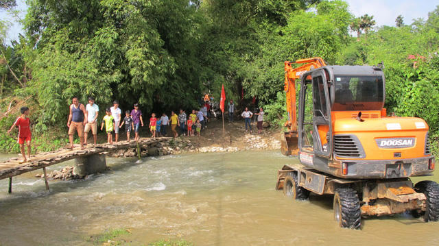 Trong vòng 03 tháng tới, cây cầu tre “chờ sập” này sẽ được thay thế bởi cây cầu tràn mới chắc chắn, kiên cố.