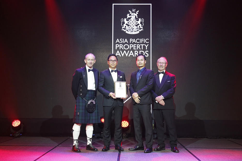 FLC lập cú “hat-trick” giải thưởng quốc tế