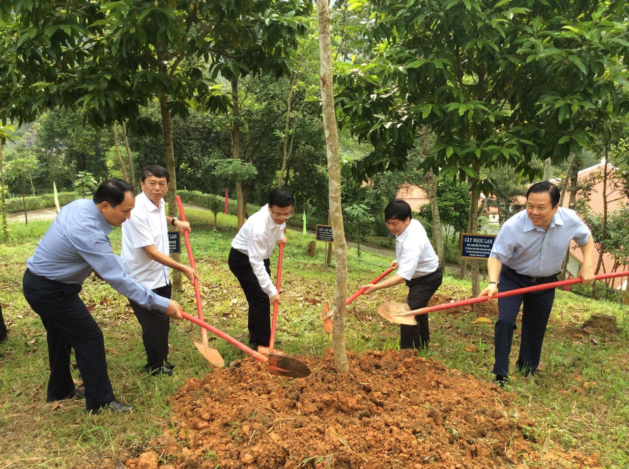 Bộ trưởng Lê Thành Long làm việc tại Cao Bằng