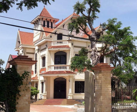 Thanh Hoa: 'Quan xa' o biet thu, di sieu xe, so huu nhieu tai san khung? - Anh 2