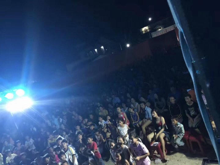 akira-phan-dam-mua-hat-o-mien-trung-3