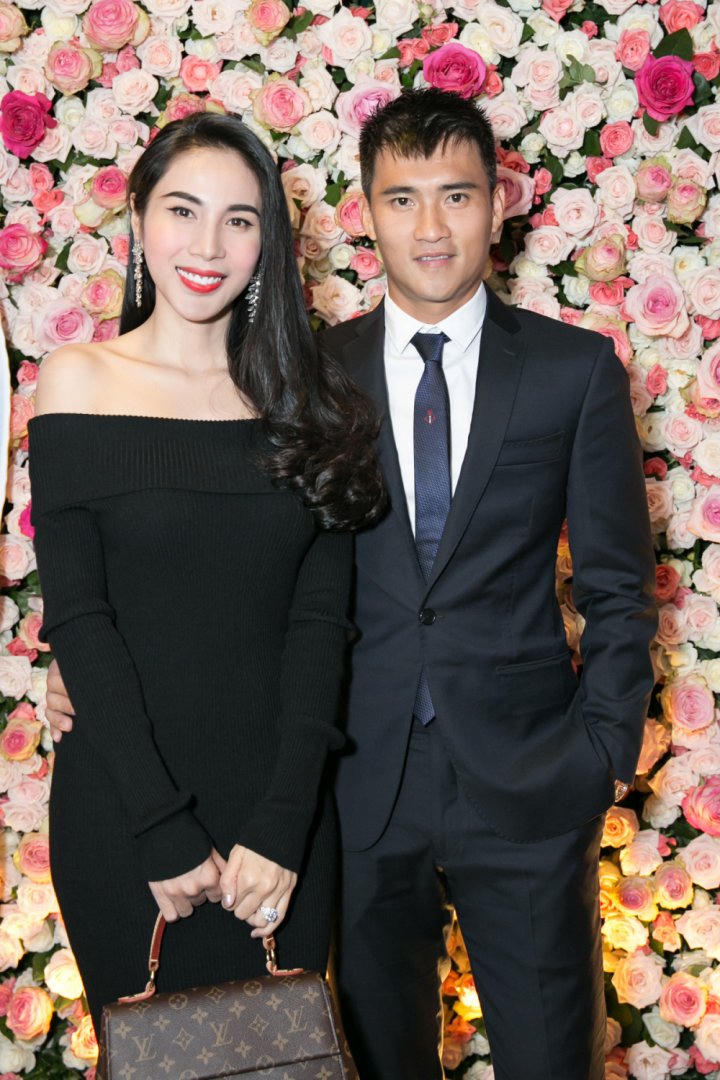 
Thủy Tiên - Công Vinh rạng rỡ trong ngày ra mắt MV mới.&nbsp;
