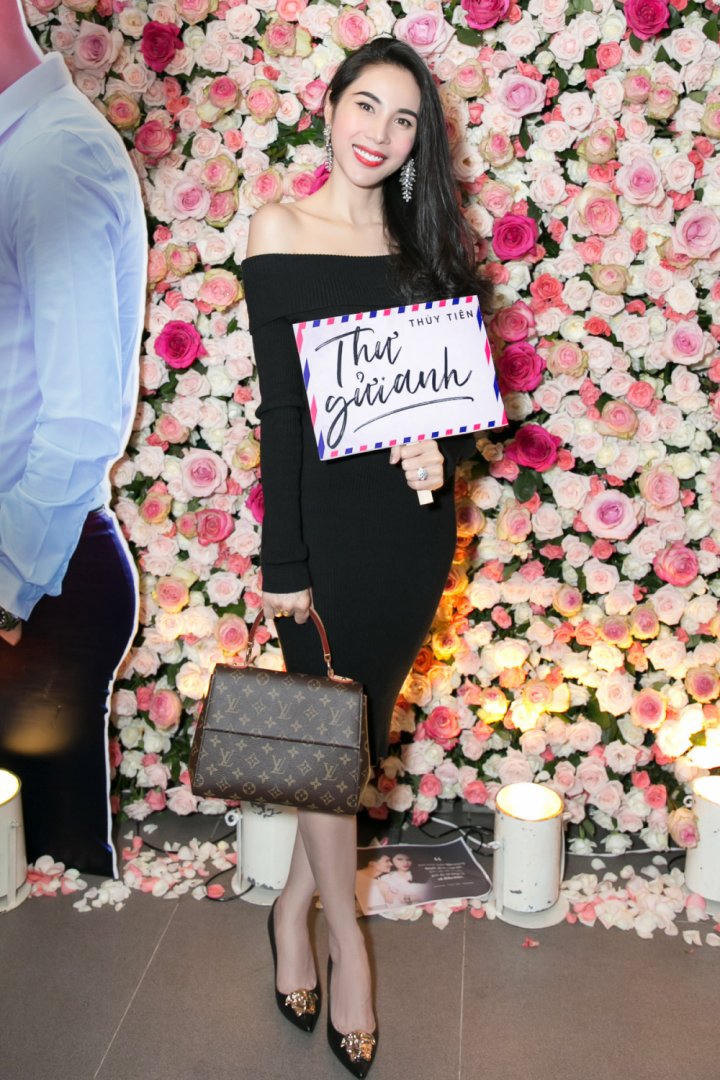 
Nữ ca sĩ 8X khoe vóc dáng thon gọn trong một thiết kế trễ vai bó sát.
