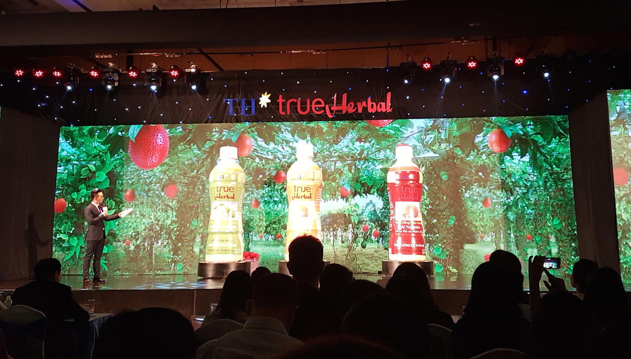 Bà Thái Hương đưa ra cam kết trước công chúng về thức uống thảo dược hoàn toàn tự nhiên TH True Herbal