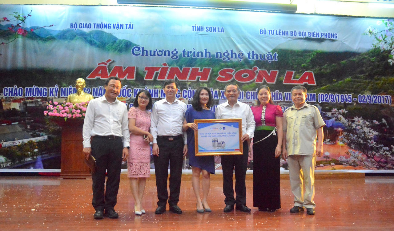 Tập đoàn Tân Á Đại Thành đồng hành cùng Ủy ban An toàn giao thông quốc gia – Bộ GTVT: Trao 100 bồn nước Tân Á trị giá 200 triệu đồng đến bà con vùng lũ Sơn La