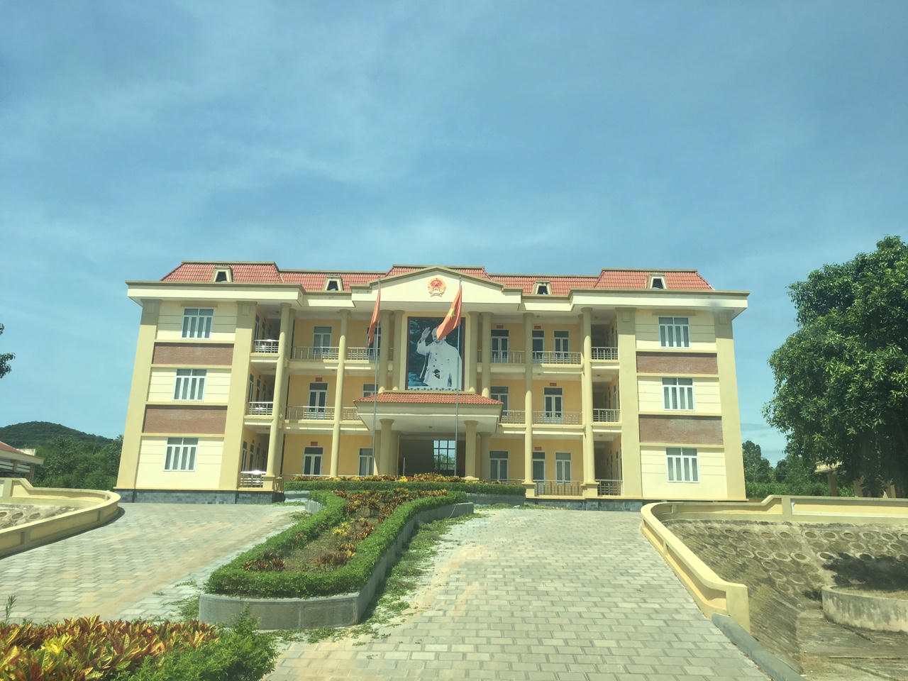 Tiếp vụ “quan xã” ở biệt thự, đi siêu xe: khó hiểu chuyện mở rộng đường qua trang trại