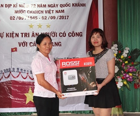 Gần 100 suất quà đến tay các gia đình có công dịp 2/9