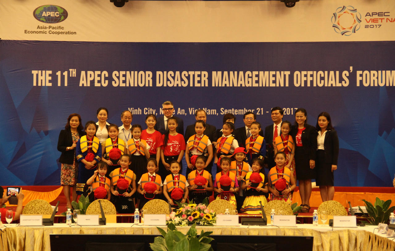 Prudential trao tặng hơn 1 tỷ đồng cho người dân và học sinh các tỉnh vừa hứng chịu rủi ro thiên tai