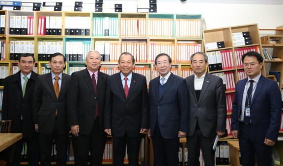 Thứ trưởng Bộ Tư pháp Trần Tiến Dũng tháp tùng Phó Thủ tướng Thường trực Chính phủ Trương Hoà Bình thăm Hàn Quốc