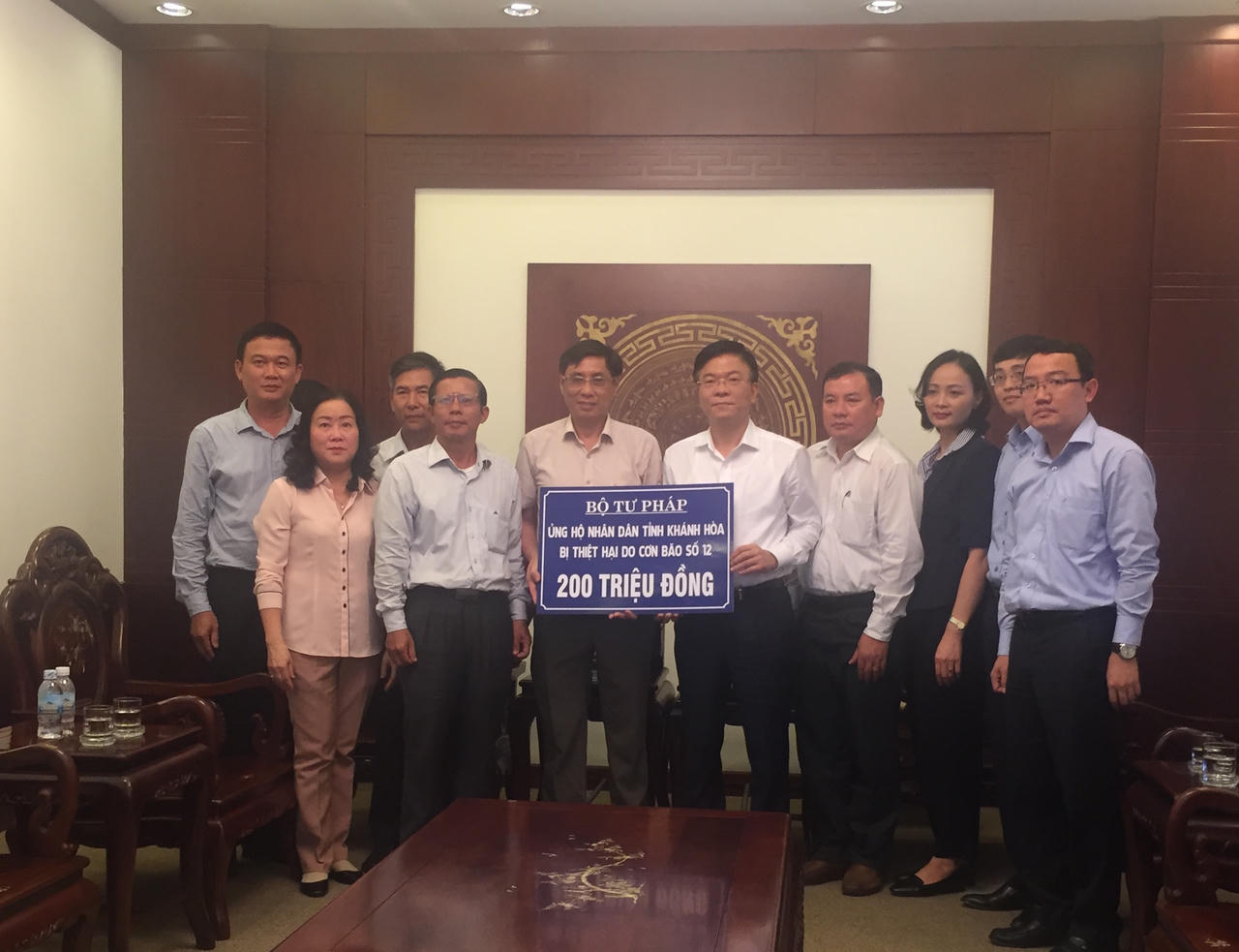 Bộ trưởng Lê Thành Long trao quà hỗ trợ người dân bị lũ lụt tại 3 tỉnh Bình Định, Phú Yên, Khánh Hoà