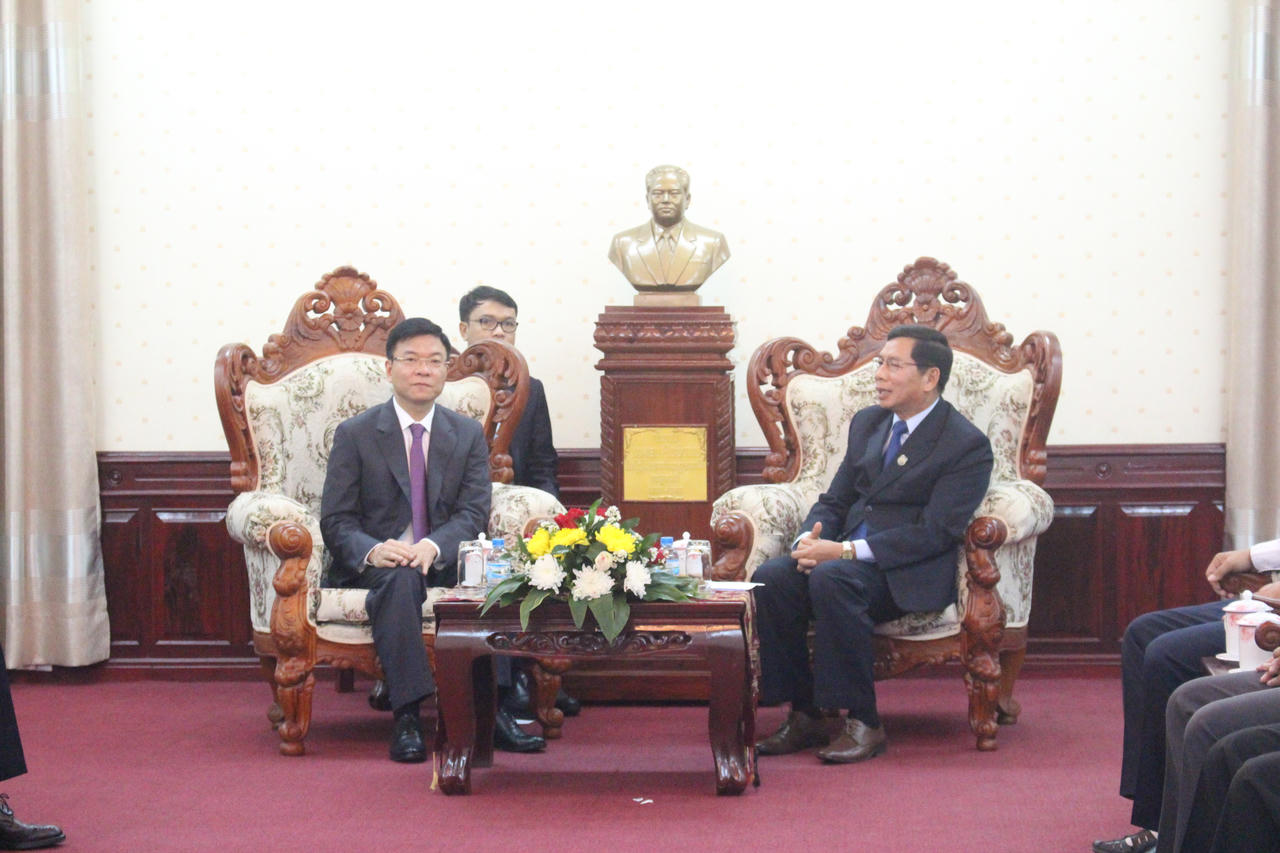 Bộ trưởng Lê Thành Long chào xã giao Chủ tịch Quốc hội Lào