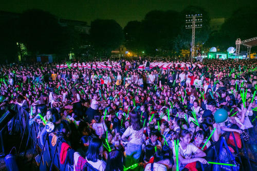 19h30, ngoài khu vực VIP, khán đài đã được phủ kín.