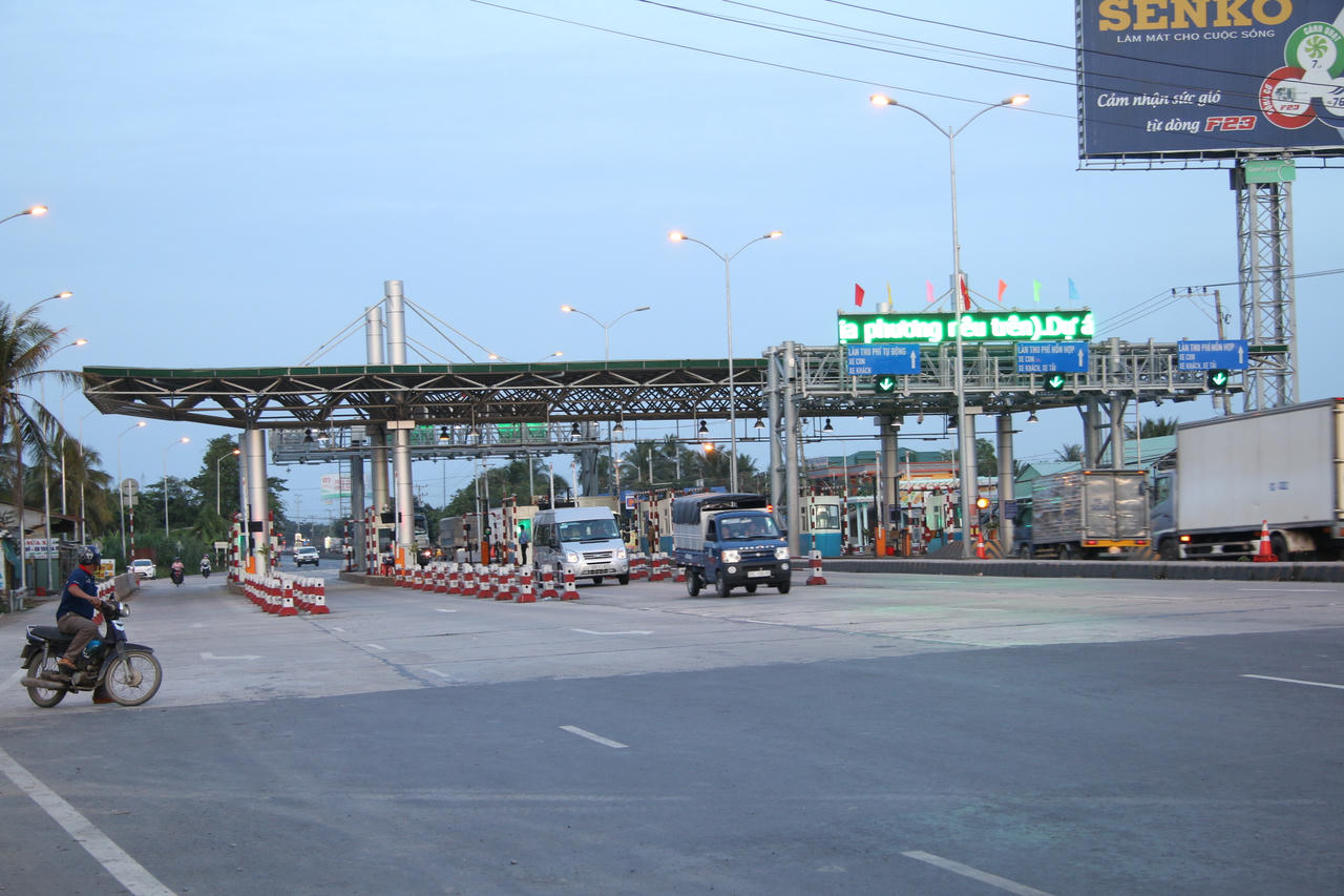 “Người lạ” đang làm gì ở BOT Cai Lậy? 