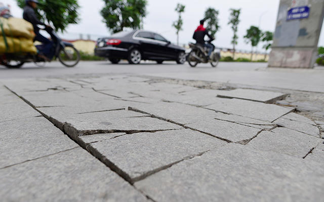 Chủ tịch Hà Nội: cuối năm, ồ ạt lát đá vỉa hè “với chất lượng rất thấp, rất bừa bãi”