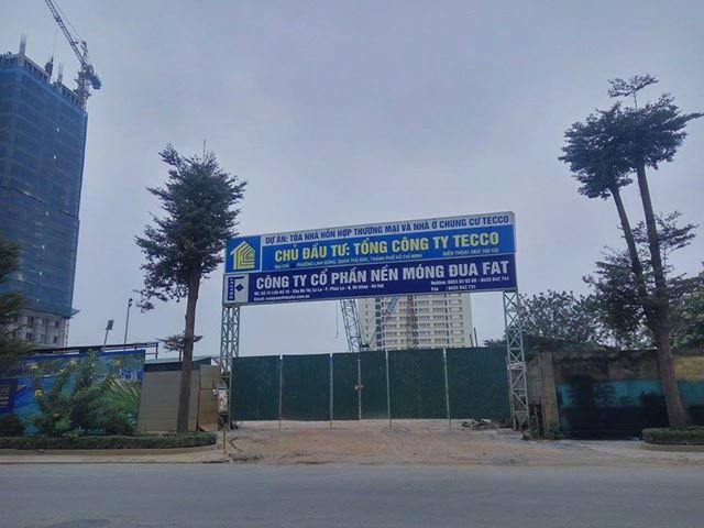 Công trường đã bị khóa cửa.