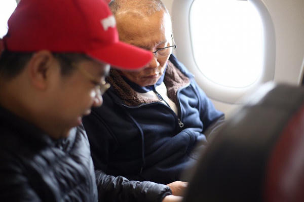 Nghi thức phun nước cầu vồng chưa từng có tiền lệ chào mừng máy bay chở đội tuyển U23 Việt Nam