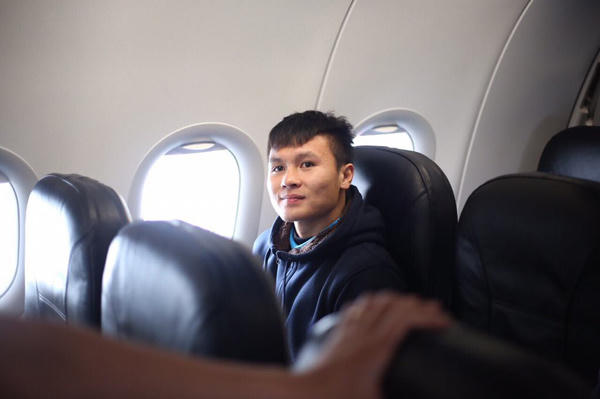 Nghi thức phun nước cầu vồng chưa từng có tiền lệ chào mừng máy bay chở đội tuyển U23 Việt Nam