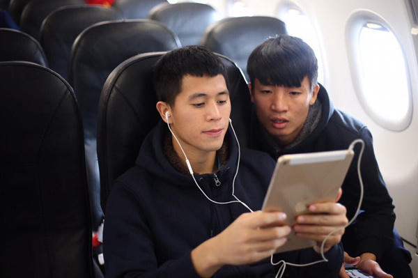 Nghi thức phun nước cầu vồng chưa từng có tiền lệ chào mừng máy bay chở đội tuyển U23 Việt Nam