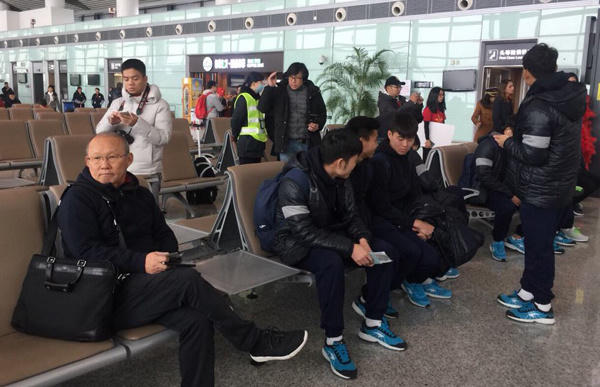 Nghi thức phun nước cầu vồng chưa từng có tiền lệ chào mừng máy bay chở đội tuyển U23 Việt Nam