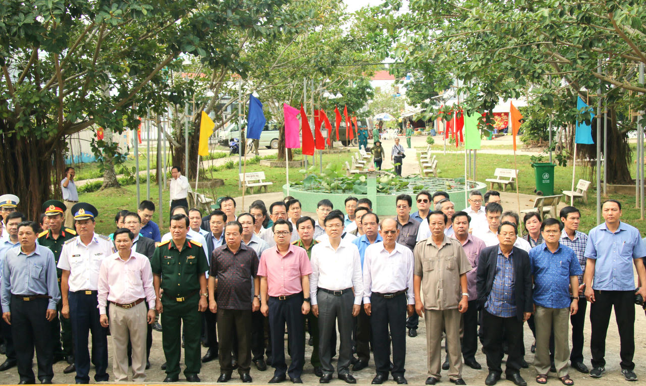 Bộ trưởng Tư pháp Lê Thành Long thăm, chúc Tết nhân dân, cán bộ, chiến sỹ trên xã đảo Thổ Châu