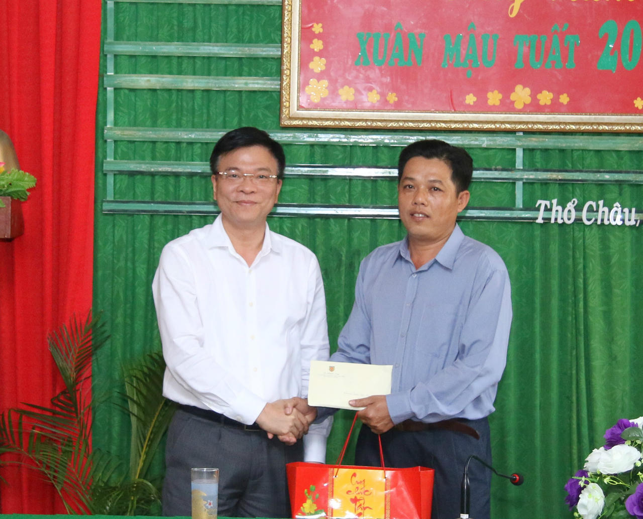 Bộ trưởng Tư pháp Lê Thành Long thăm, chúc Tết nhân dân, cán bộ, chiến sỹ trên xã đảo Thổ Châu