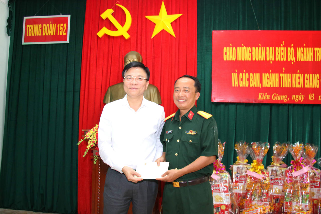 Bộ trưởng Tư pháp Lê Thành Long thăm, chúc Tết nhân dân, cán bộ, chiến sỹ trên xã đảo Thổ Châu