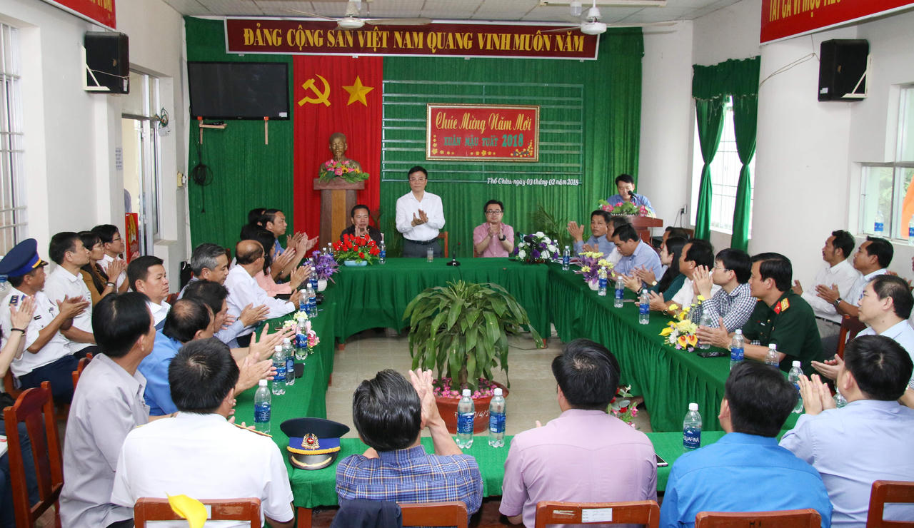 Bộ trưởng Tư pháp Lê Thành Long thăm, chúc Tết nhân dân, cán bộ, chiến sỹ trên xã đảo Thổ Châu