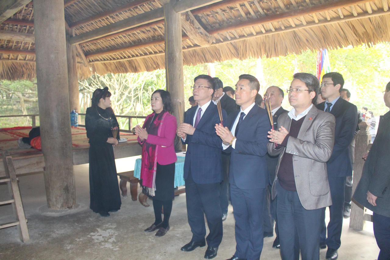 Bộ trưởng Lê Thành Long dâng hương tại khu di tích lịch sử Bộ Tư pháp