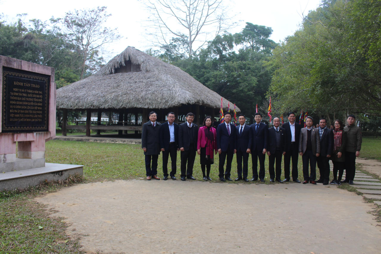 Bộ trưởng Lê Thành Long dâng hương tại khu di tích lịch sử Bộ Tư pháp