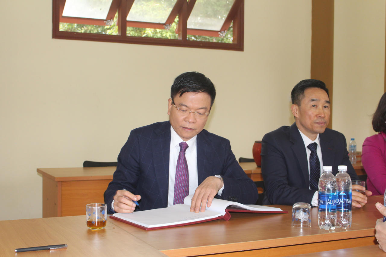 Bộ trưởng Lê Thành Long dâng hương tại khu di tích lịch sử Bộ Tư pháp