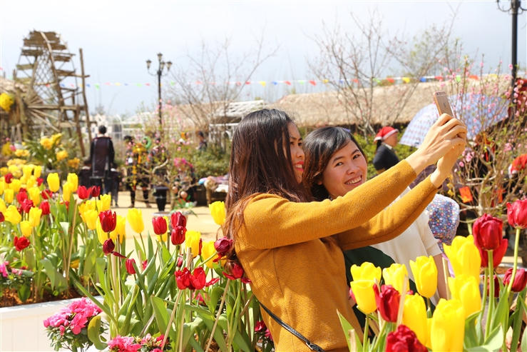 Du khách đổ về dự hội khèn hoa Sun World Fansipan Legend