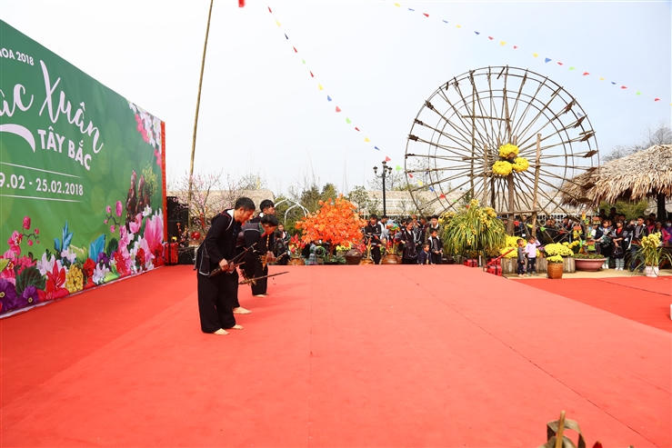 Du khách đổ về dự hội khèn hoa Sun World Fansipan Legend