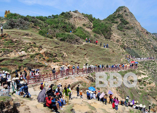 Chật kín khách du xuân đổ về nhiều điểm du lịch mới nổi đầu năm