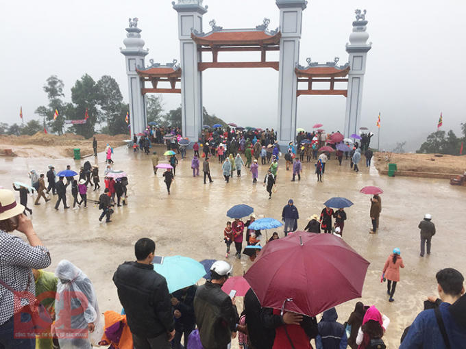 Không quản thời tiết, đông đảo du khách hành hương về chùa Hạ Tây Yên Tử. Ảnh: BGP/Diệu Hoa.