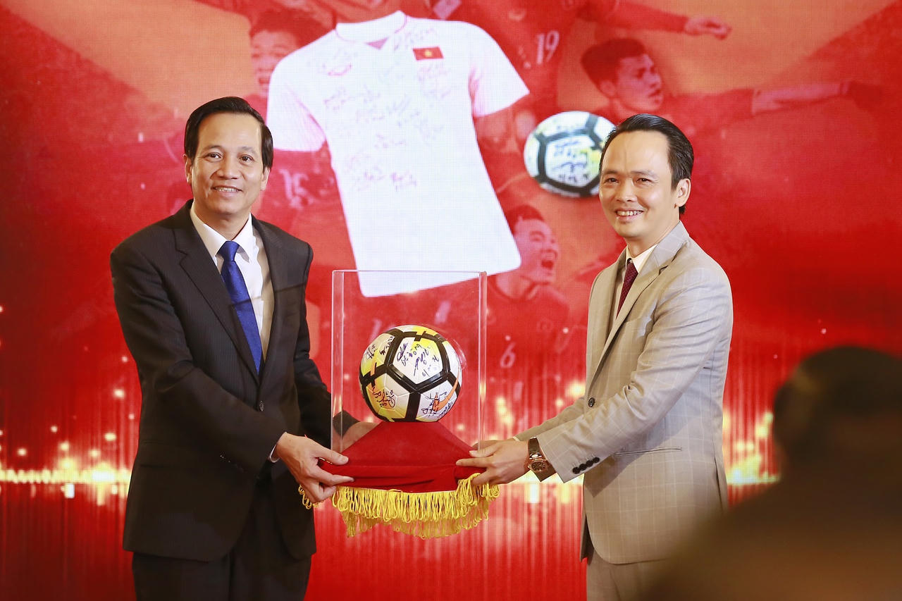 Thủ tướng trao 20 tỷ đồng đấu giá bóng và áo của U23 Việt Nam từ FLC cho 20 huyện nghèo trên cả nước