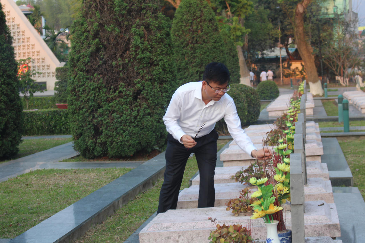 Bộ trưởng Lê Thành Long dâng hương tại Nghĩa trang liệt sĩ Đồi A1