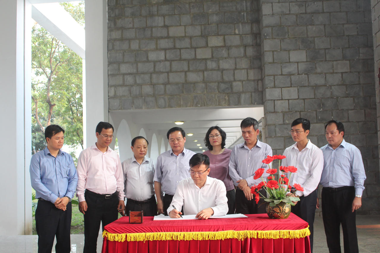 Bộ trưởng Lê Thành Long dâng hương tại Nghĩa trang liệt sĩ Đồi A1