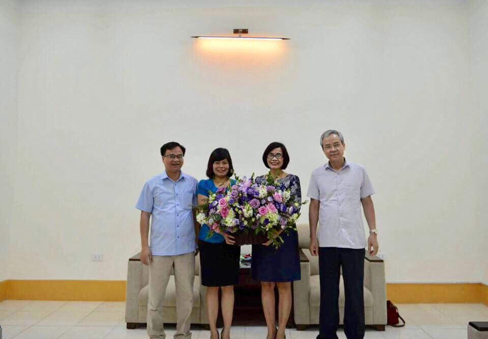 Thứ trưởng Bộ Tư pháp Đặng Hoàng Oanh dâng hương tưởng niệm các vua Hùng 