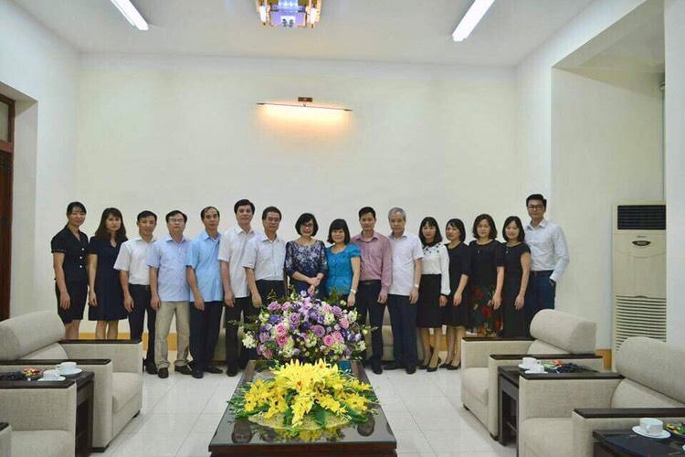 Thứ trưởng Bộ Tư pháp Đặng Hoàng Oanh dâng hương tưởng niệm các vua Hùng 