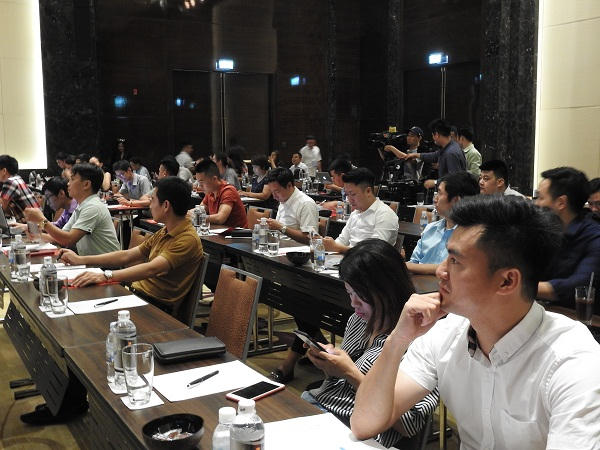 Các đội bóng của nhiều cơ quan báo chí tham dự buổi họp báo.